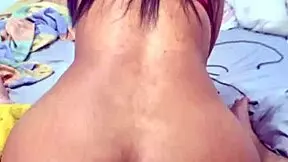 Disfruta La Vista De Esta Culona Abriéndose El Culo Mientras Se Mete Una Verga Por El Ano