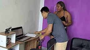 흥분한 라티나가 열심히 무릎 꿇고 요구하는 보스 빨아줘