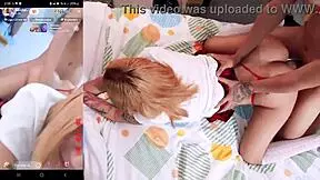 colegiala rubia venezolana se deja coger en vivo por su novio mientras hace un live de tik tok