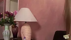 Hei, eikö nämä kaksi naista Tabitha ja Crystal ole ihan villit heidän suurten klitoristen nuolemisen ja lelujen kanssa vanhojen ja nuorten 18+ lesbohauskassa?