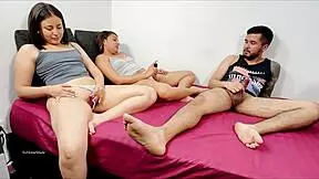 O vau, ja sam ovaj podmukli pastorak koji koristi svoje brineta i plavuša pastorčice, gledajući ih kako se saginju sa tim slatkim sitnim 18+ dupetima. Onda samo počinjem da se masturbiram na njihovu veliku dupadžijsku zabavu u našem kućnom 3somu