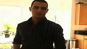 क्यूट ब्लॉन्ड पानी के पास आराम करती है