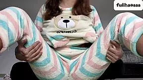 Üvey baba dur, amıma dokunma küçük memelerimle 😡