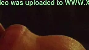 Počasni posnetek bližnjica jebanje moje ljubke male 18+ pičke do orgazma v postelji