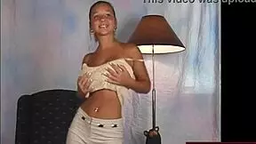 ציצים גדולים רועדים בפראות בשמלה בז'ית - אוי כן!