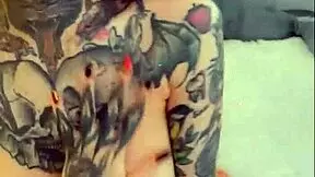 장난꾸러기 여자애들이 장난감으로 놀아