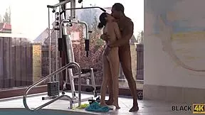 Plavalna lekcija se spremeni v lizanje obrite pičke na velikem črnem kurcu