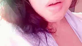 Latinska beba z velikimi joškami se samozadovoljuje na prostem v javnosti, da sosedje vidijo njeno škropljenje