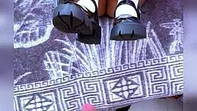 Se ve toda inocente en el salon pero ya en la cama chupa verga y folla vagina rosadita