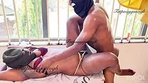 Model ebony pertama kali dikongkek kuat oleh dua lelaki matang Afrika monster dan creampie