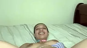 18+ teen Manaia starter ved poolen så onanerer sensuelt mens ældre mænd ser på