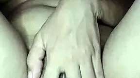 joven caliente coño peludo se masturba cabalgando a escondidas hasta correrse en creamy