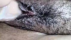 joven caliente coño peludo se masturba cabalgando a escondidas hasta correrse en creamy