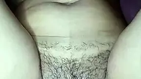 joven caliente coño peludo se masturba cabalgando a escondidas hasta correrse en creamy