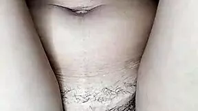 joven caliente coño peludo se masturba cabalgando a escondidas hasta correrse en creamy