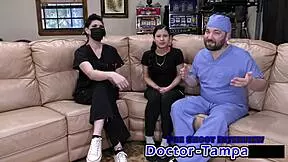 hintli genç kız muhteşem amını ve memelerini içeride gösteriyor