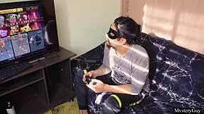 Tyttöystävä hieroo päätä kusilla mä naidan hänen suuta