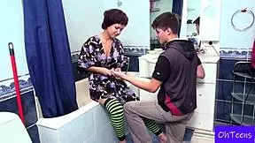 Alla a Navon si užívají koupání a masáž v koupelně s spolubydlícím