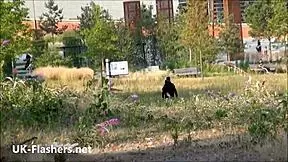 Poglej to blondinko Carly Rae, ki pokaže spodnjico in se masturbira v javnosti za vohune!