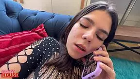 Novinha fogosa se masturba vendo pornô e fode com 2 caras depois