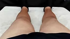 minha namorada bateu uma siririca gostosa em sua bucetinha apertadinha e lisa me deixando excitado que fui gozar