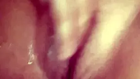 minha namorada bateu uma siririca gostosa em sua bucetinha apertadinha e lisa me deixando excitado que fui gozar