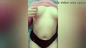 Mlada kurba razkrije svoje deviške joške in ritko iz bližine