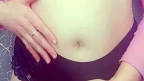 Mlada kurba razkrije svoje deviške joške in ritko iz bližine