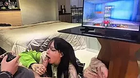 Perfect blowjob while playing Call of Duty 3, Amberzinha!