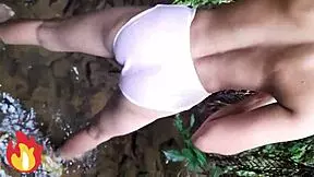 me masturbo a la orilla del río mientas todos me ven