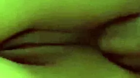 Tista kurba zaposlena je očistila sobo in dobila spermo v rit