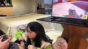 Popolno sesanje kurca med igranjem Call of Duty 3, Amberzinha!