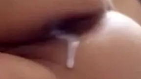 Tista kurba zaposlena je očistila sobo in dobila spermo v rit