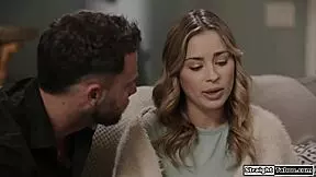 블론드 문신 여자가 딥스로트와 구강 기술로 유혹해