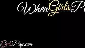 Cute Lesbians Kiss And Lick Pussies!