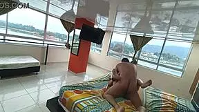 de viaje con la esposa de mi jefe nos tocó compartir la cama y le deje toda mi leche adentro en el hotel 1-2 fullonxred