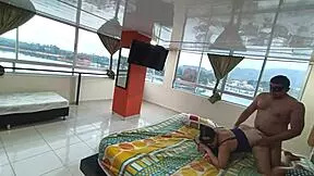 de viaje con la esposa de mi jefe nos tocó compartir la cama y le deje toda mi leche adentro en el hotel 1-2 fullonxred