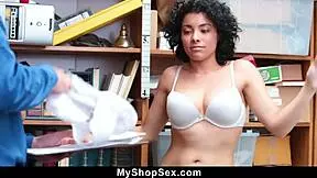 Genç kız 18+ hırsızlık yaparken yakalandı, şimdi cowgirl pozisyonunda biniyor 😏