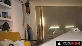 Gorgeous Tiffany Tatum Pleases Foot Worshiper with Hot Feet