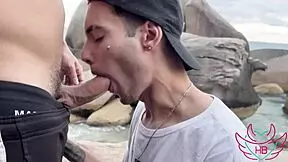 novinho safado tomou leite na cara na praia