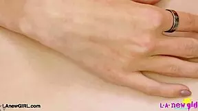 Ljubka blond lepotica razkrije svoje osupljivo telo