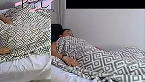 Gorda tetona se levanta para recibir leche en su co�o