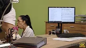 Loan4k-kaunotar vaihtaa soittimet höyryiseen imuun ja koiras-asentoon