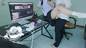 Tajska študentka ujeta v roleplayu s starejšim, vodi do intenzivnega jebanja in stokanja v študentskem domu