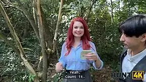 الأحمر الزانية ميس أوليفيا تغري المنتج بصدرها الطبيعي في العلن!