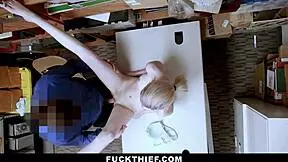 Mladá vysává policajtovi kokot, aby se vyhnula trestu v obchodě.