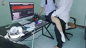 Tajska študentka ujeta v roleplayu s starejšim, vodi do intenzivnega jebanja in stokanja v študentskem domu