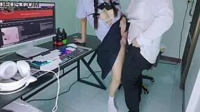 Tajska študentka ujeta v roleplayu s starejšim, vodi do intenzivnega jebanja in stokanja v študentskem domu