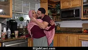 Hijab babe loses virginity to boyfriend - hijablust