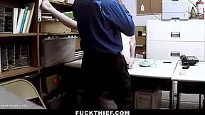 Najstnica sesa policajev kurac, da se izogne kazni v trgovini